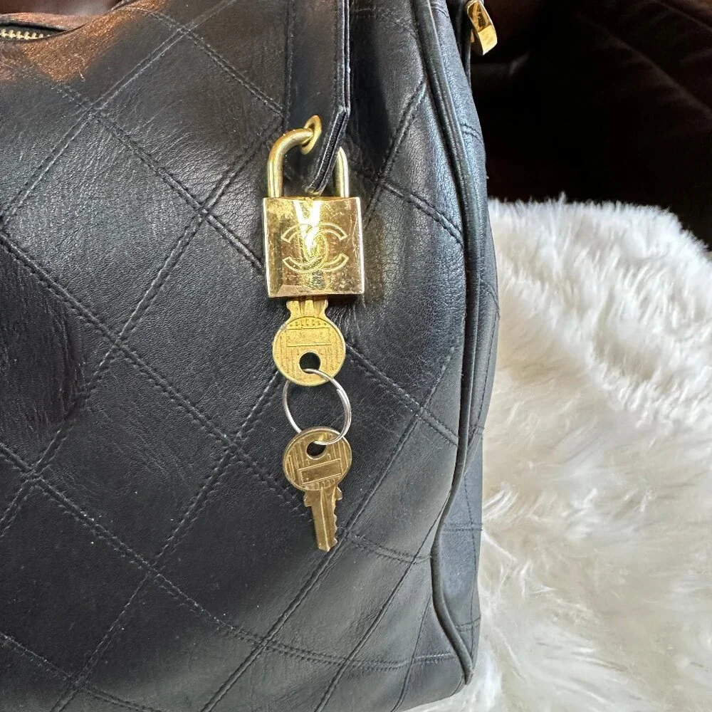 ❌SOLD❌ Authentic Chanel Vintage Diamond Stitch Lambskin Quilted Duffle Bag - Picture 9 of 17